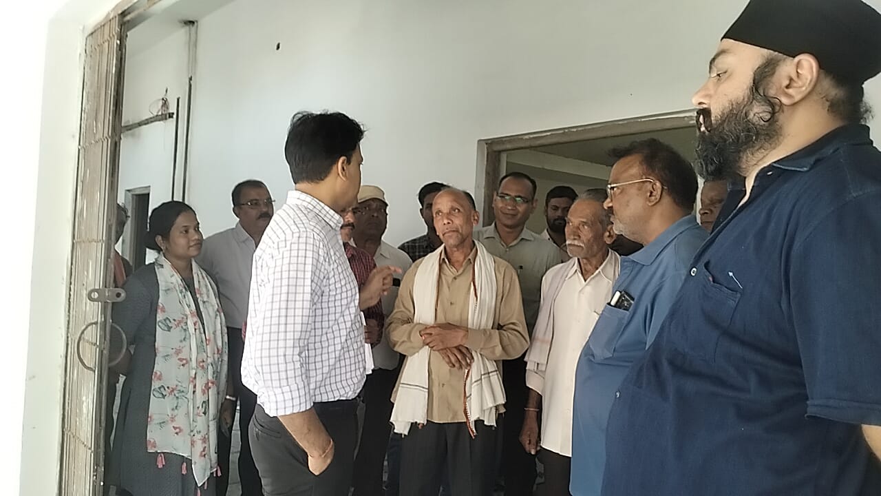 कलेक्टर ने छुईखदान हथकरघा उद्योग का किया निरीक्षण