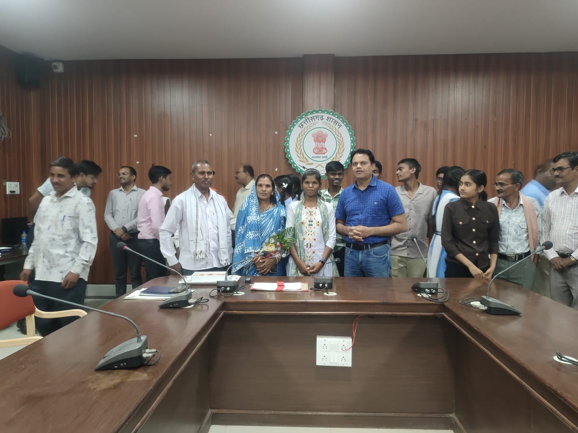 खैरागढ़ की टुकेश्वरी यादव ने पाई बड़ी सफलता : खैरागढ़ कलेक्टर ने किया सम्मानित