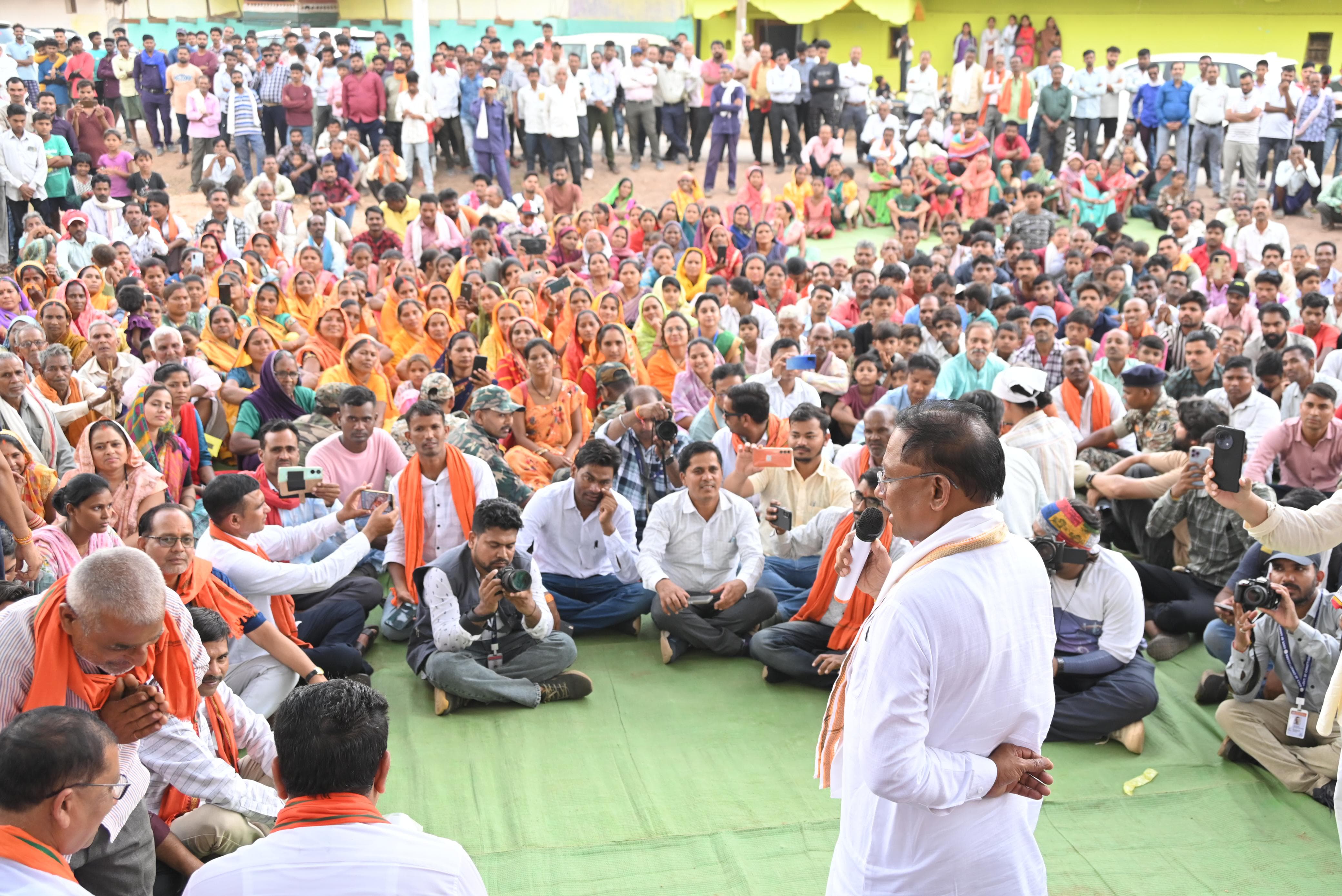खैरागढ़ के झुरानदी में जब अचानक पहुंचे मुख्यमंत्री, चौपाल लगाकर सुनीं ग्रामीणों की समस्याएं