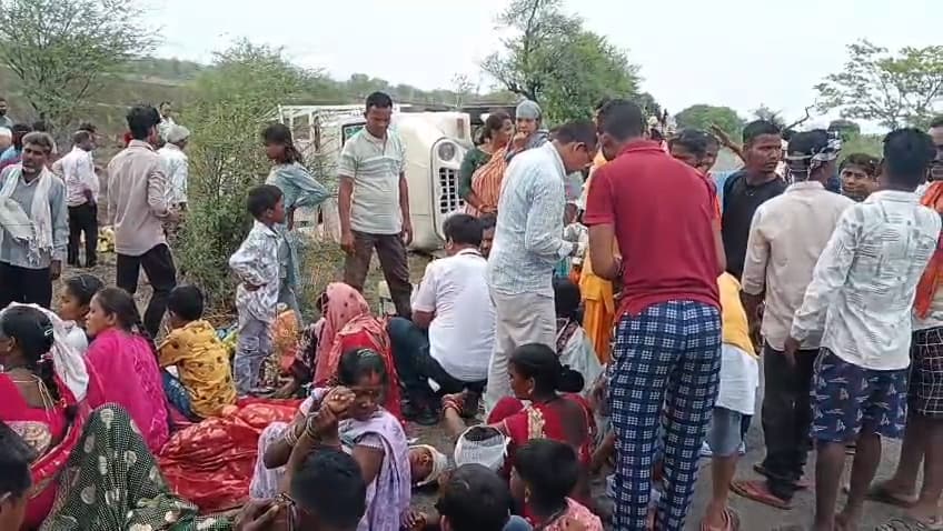छठी में जा रहे ग्रामीणों से भरी पिकअप पलटी, 15 घायल 05 कि हालत गंभीर, 02 घायलों की किया गया रेफर