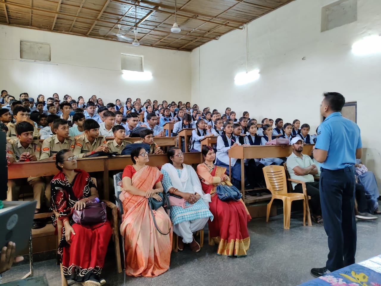वायु सेना अधिकारियों ने अग्निवीर भर्ती की तैयारी को लेकर विद्यार्थियों को दिया कैरियर मार्गदर्शन