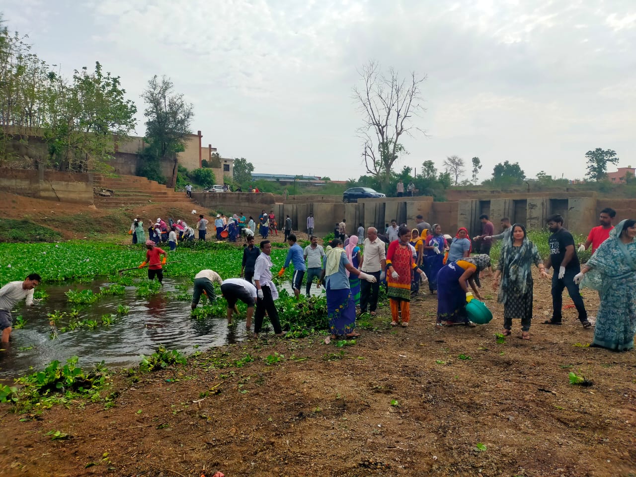 विश्व पर्यावरण दिवस पर आमनेर नदी में चला सफाई अभियान