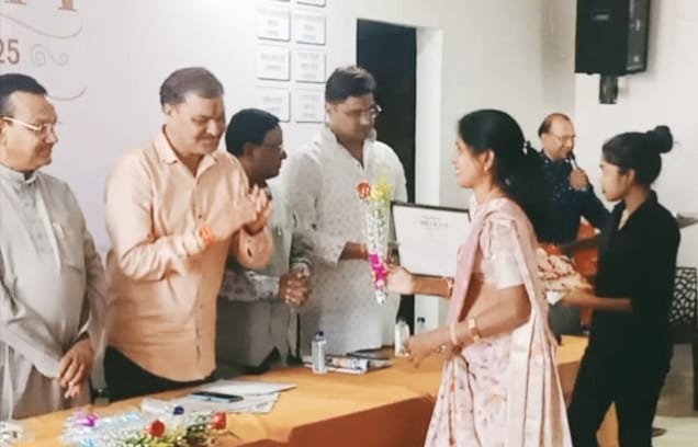 सीमा और आशा नई दुनिया के नायिका सम्मान से सम्मानित