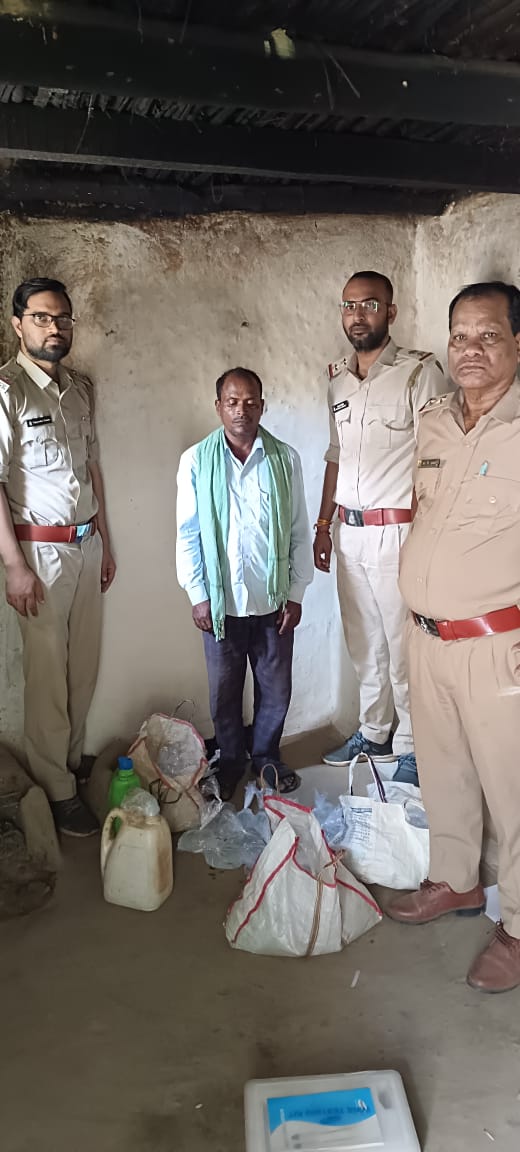 हाथ भट्टी महुआ शराब पर आबकारी विभाग की कार्यवाही, 30 बल्क लीटर शराब जप्त
