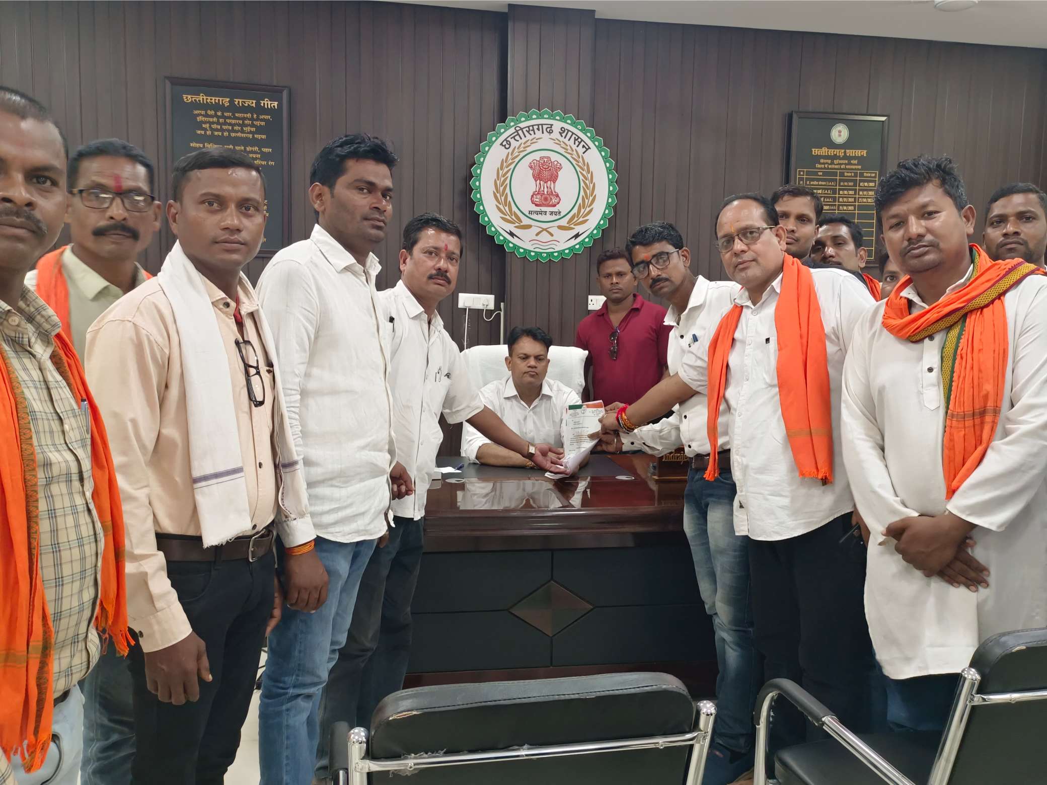 हाल ए khairagarh: सीईओ के महीनों से नदारद रहने पर 59 पंचायतों के काम ठप, सरपंचों ने सौंपा ज्ञापन