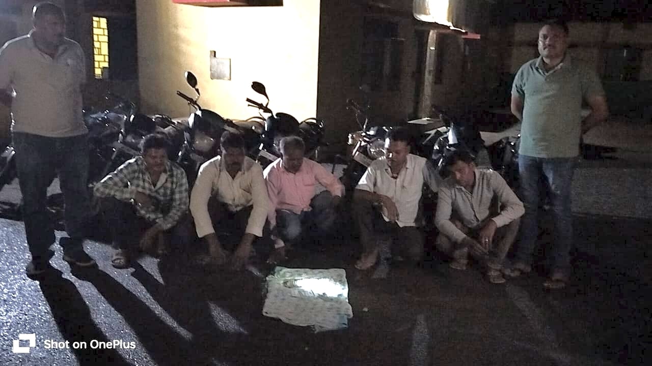 52 परी के आशिकों को Police 🚨 ने धर दबोचा, जंगल में लगा था जुएं का फड़