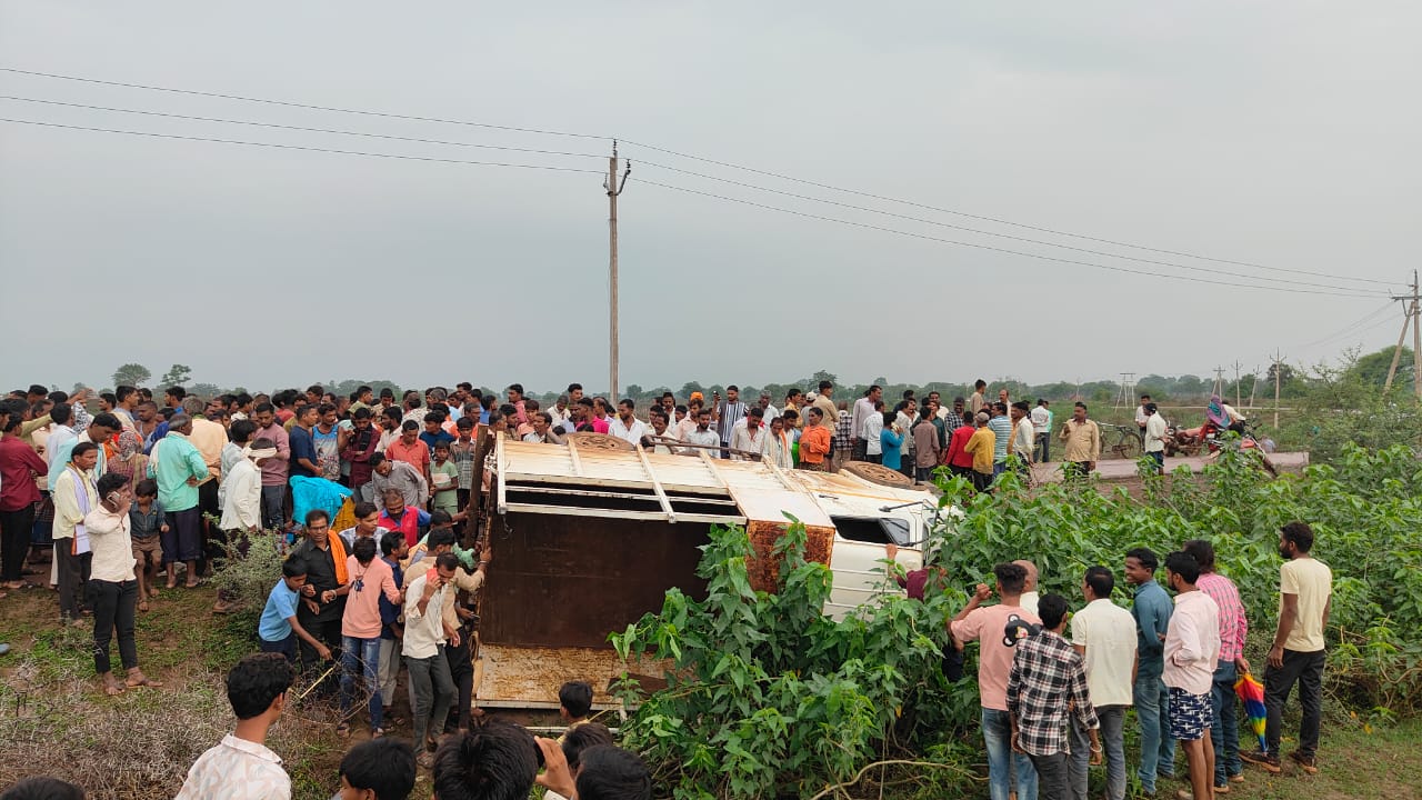  🚨 मोड़ पर कहर: खेत से लौटते समय पलटी मजदूरों से भरी पिक-अप, 24 सवार, तीन की हालत नाजुक