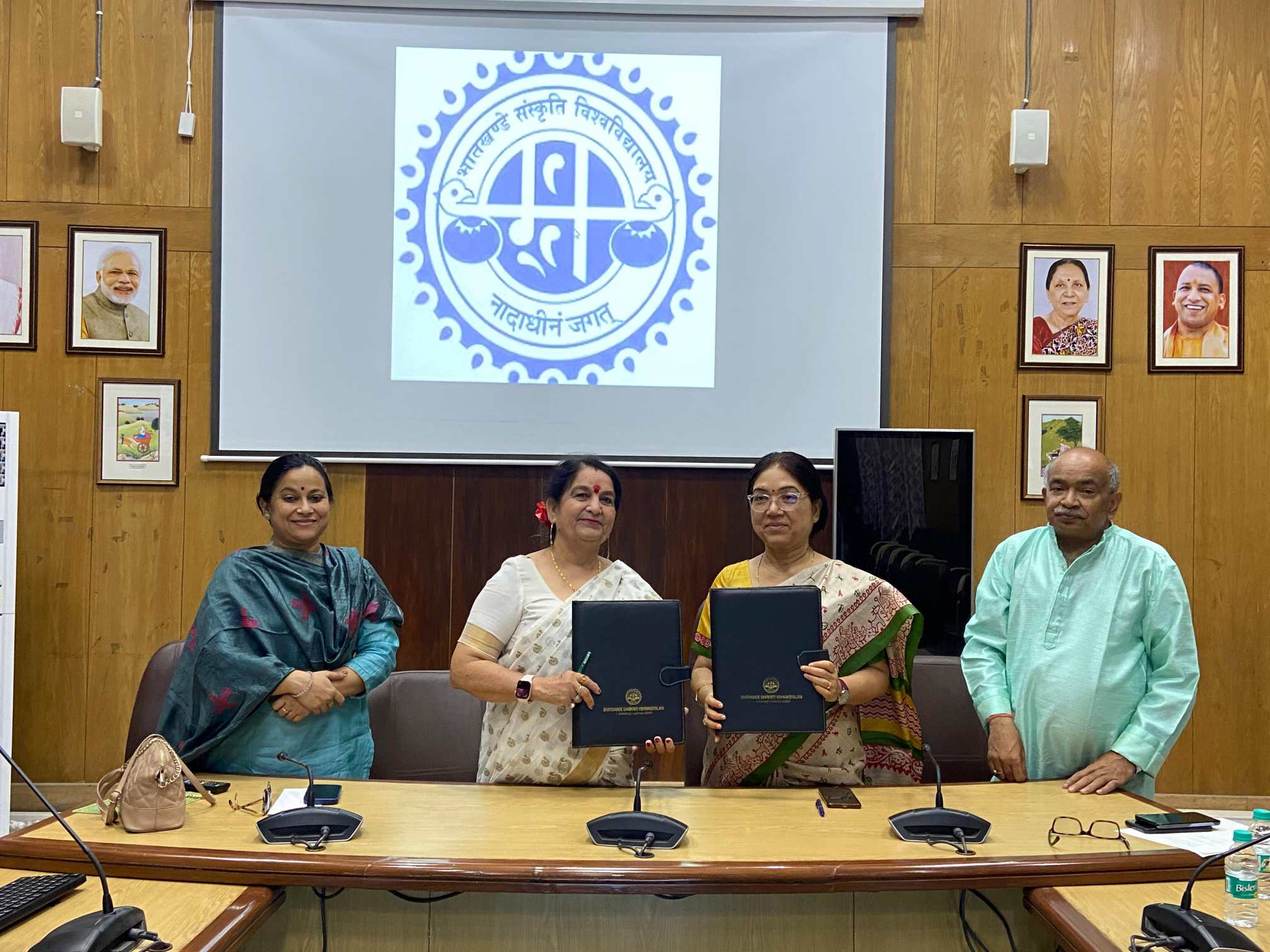 प्रतिष्ठित ललित कलाओं के संस्थान इंदिरा कला संगीत विश्वविद्यालय व भातखंडे संस्कृति विश्वविद्यालय के मध्य हुआ समझौता ज्ञापन
